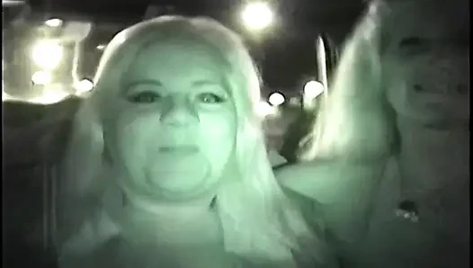 Sarışın orta yaşlı seksi kadın delikten çıkan yarağı emiyor ve damlayan döl götünü gösteriyor