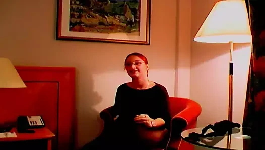 İyi görünümlü Alman bebek mastürbasyon yapıyor ve bakış açısıyla sert bir yarak emiyor