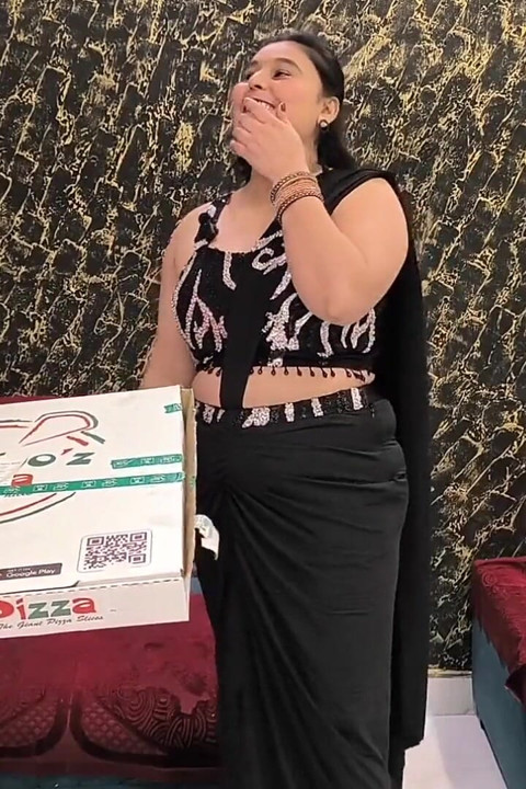 Pizzacı adam Hintli bayanı bedava pizza için sikiyor