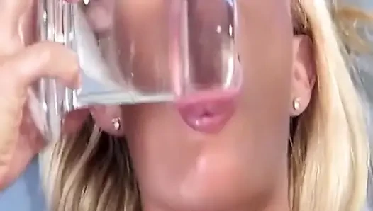 Sarışın orta yaşlı seksi kadın deliklerini genişlettiriyor ve dolduruyor