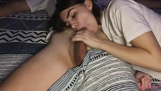 Genç üvey kız tatlı sakso çekiyor ve tüm dölümü yutuyor