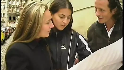 Şanslı adam eve iki şehvetli genç kızı sikiyor