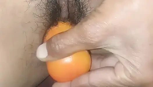 Hintli köylü kız deliklerin içindeki şeyleri deniyor