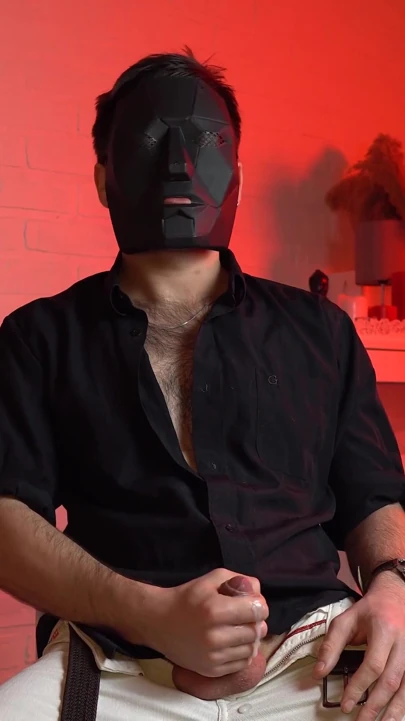 Maskeli yakışıklı adam Noel Dero sapık porno izliyor ve mastürbasyon yapıyor. Genç bir adamın yüksek sesle inliyor ve orgazmı. | Klip 3