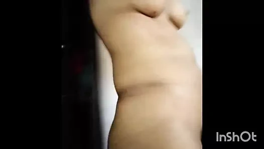 Hintli kız büyük siyah meme uçlarını gösteriyor