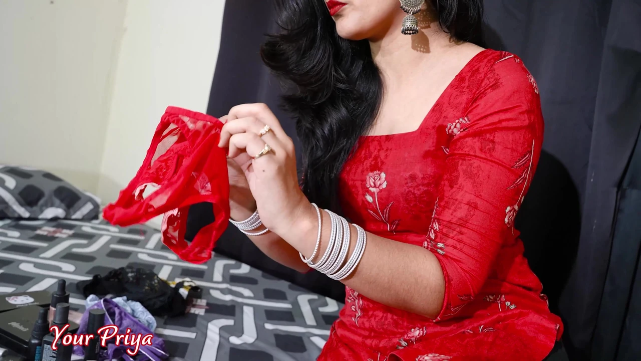 Người giúp việc Ấn Độ bị bắt gặp mặc quần lót của ông chủ và bị chồng đụ