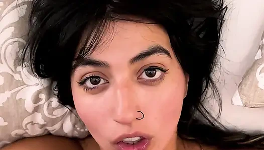 Akşamdan kalma Pakistanlı sürtük büyük bir yüze boşalma alıyor