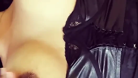 Gotik kız şu anda ateşli ve büyük göğüsleriyle oynamak istiyor