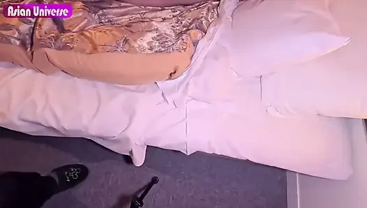 Beklenmedik dönüş meraklı çift çekimi yeni bir katılımcı katıldıkçe ve dinamik değiştirirken kızışıyor