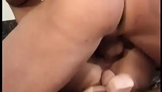 Sarışın hatun azgın aygırların sert yarağını dudaklarını sarıyor ve sonra sikişiyor
