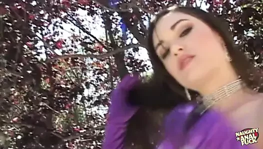 Sasha Grey edepsiz bir adam tarafından ağzından, amından ve götünden sikiliyor