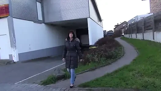 Orta yaşlı seksi kadın göğüslerine büyük bir döl alıyor