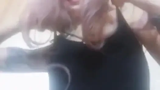 Azgın üvey anne spor salonuna gitmeden önce mastürbasyon yapmak için banyoda kapatıyor