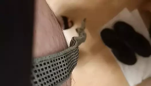 Dairede yürüyen tasmalı travesti