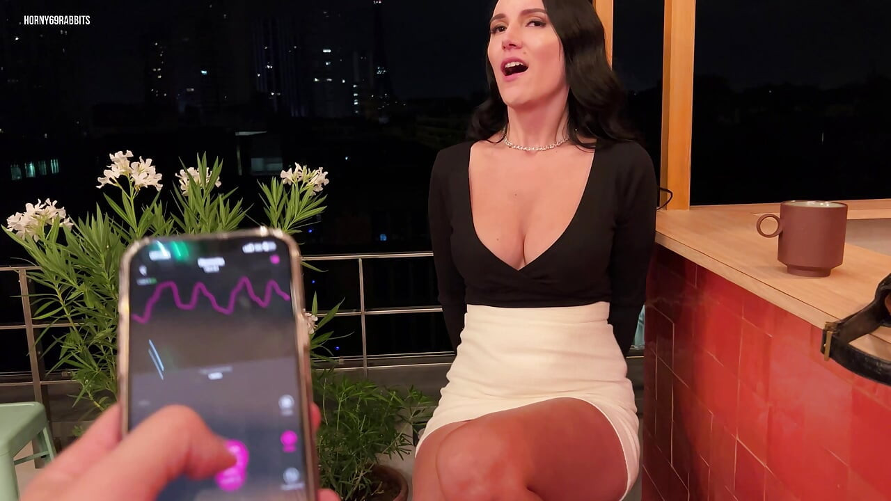 Seksi kız Paris'te bir gece barının tuvaletinde yarak emiyor. Lovense lush kontrolü herkesin içinde