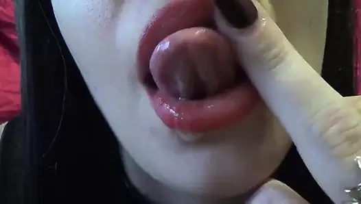 Dil ve tükürme oyunu ile çok alay ediyor