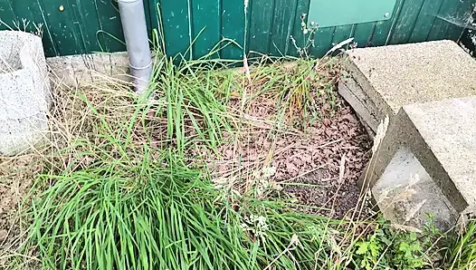 Barbekü alanında göt, memeler ve amcık kırbaçlama