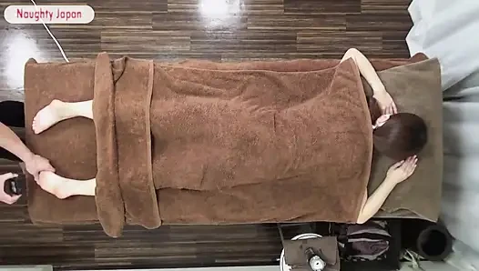 Yorgun bekar anne uzun günlerinin ağırlığını eritmek için güçlü, rahatlatıcı bir masaj istiyor - bölüm 1