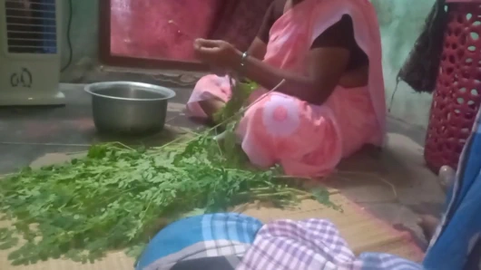 Evde çalışan Hintli kadın göğüsleriyle oynuyor