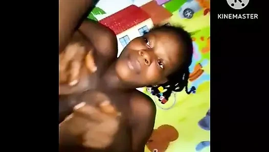 Yaşlı bir adam küçük üvey kızının büyük göğüslerini görerek baştan çıkarılıyor