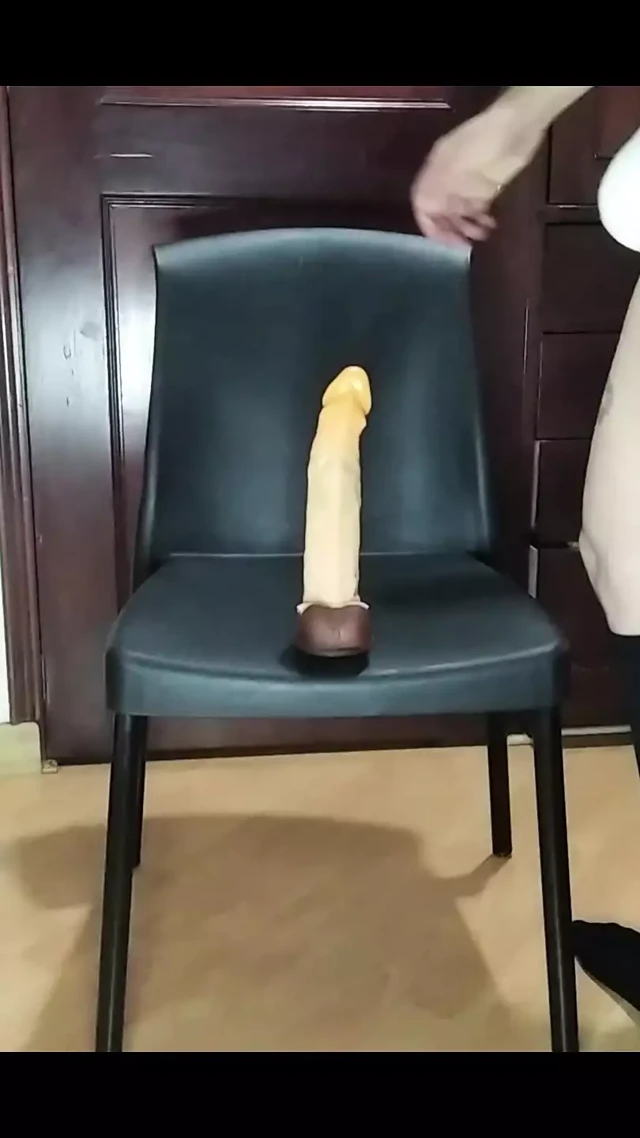 İç çamaşırlı kadın kılıklı kadın yapay penisine biniyor