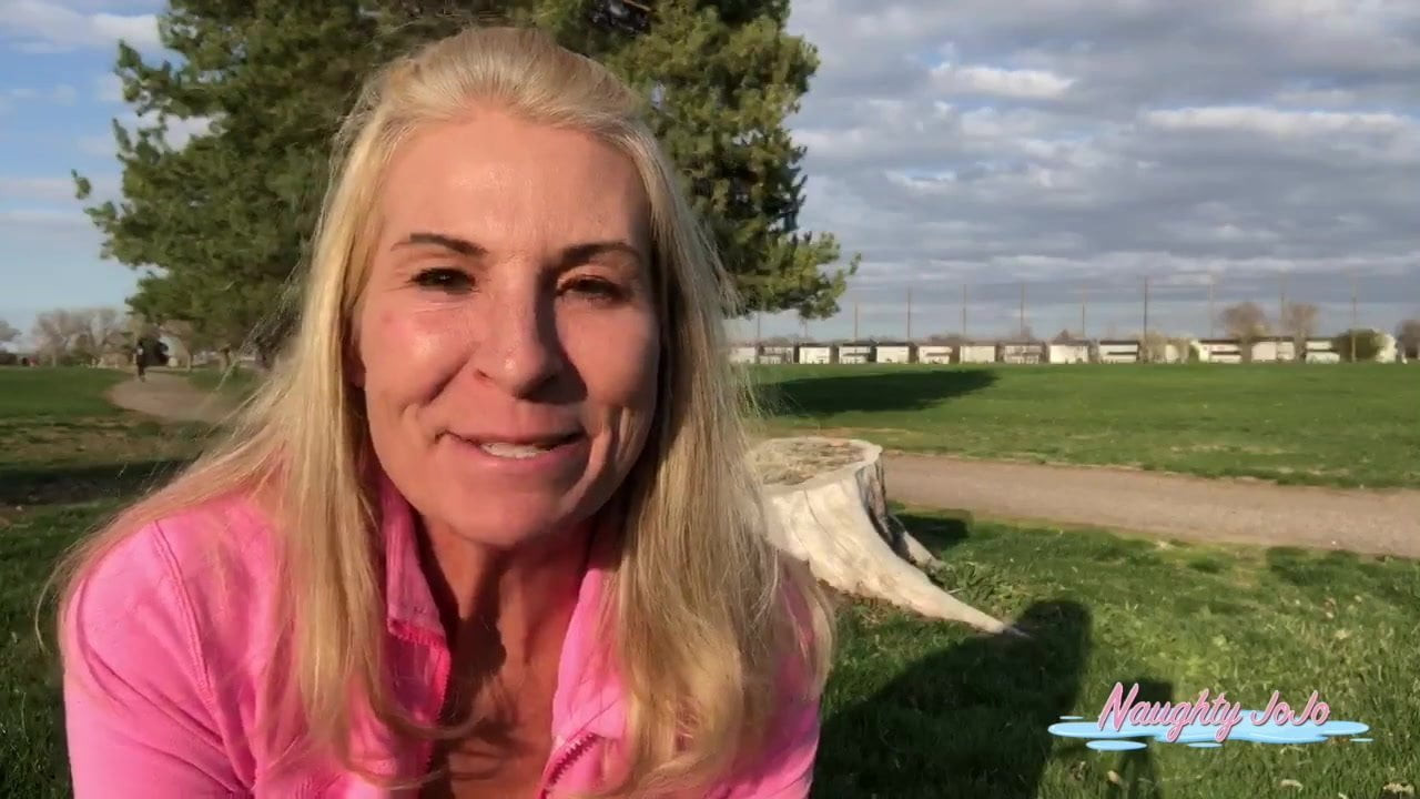 Halka açık işemek video, milf naughtyjojo, joanna çayırlar