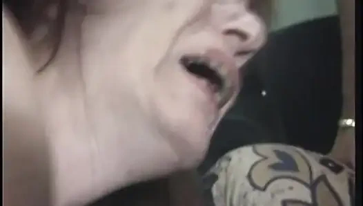 Azgın yaşlı sürtük amını yarakla doldururken yarak emiyor - yaşlı porno