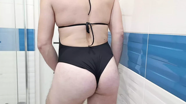 Siyah tek parça mayo giyen travesti