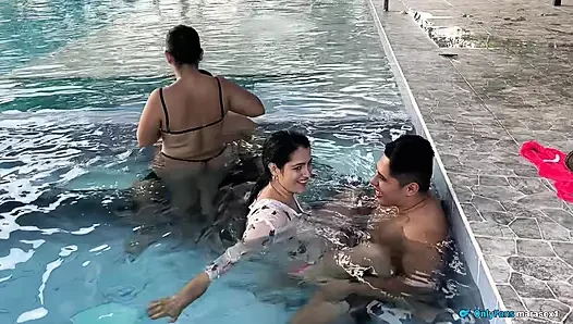 Parti seks havuzu evli kadın eş değiştiriyor