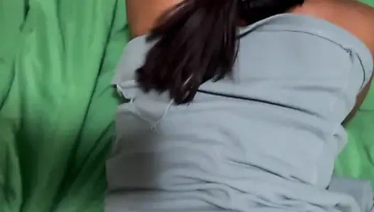 Hintli kız prezervatifle götünü sikiyor ve umut her şey yolunda gidiyor