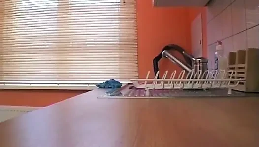 Sarışın amcığını açıyor ve kendini derinden oynuyor