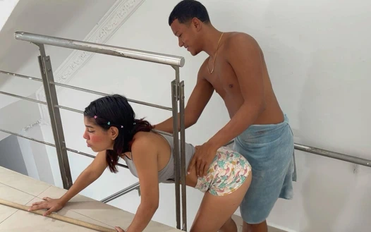 Utangaç üvey kız kardeşim merdivenlerde sıkışıyor ve ona büyük penisinde yardım ediyorum