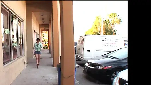 Küçük memeli Asyalı genç kız sert yarakla sikiliyor