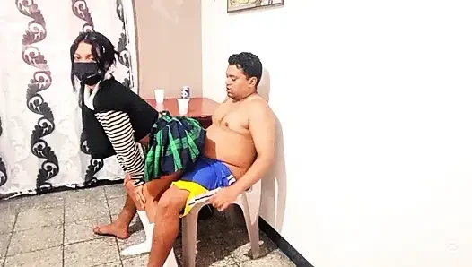 Kız öğrenci okuldan sonra öğretmenle partiye gidiyor