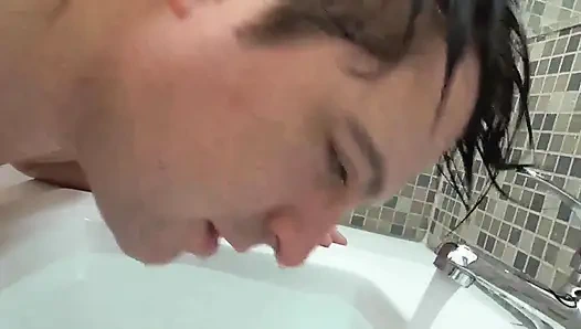 Sahibe amrita ortak bir banyoda sikişen kaltağı sikiyor