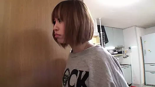 Bebek gibi kız dildolarla amını tıraş ediyor