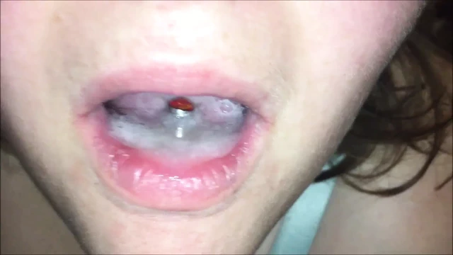 Nerdy kız kız klitoris ile deneyler ve fışkırtma yapar