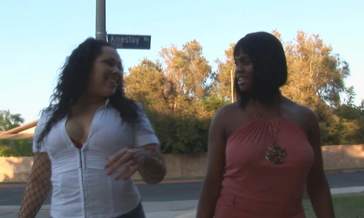 En iyi arkadaşının erkek kardeşiyle sikişiyor