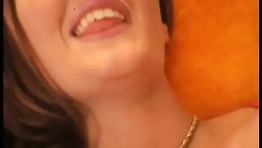 Seksi kırmızı iç çamaşırlı esmer hatun amını parmaklıyor
