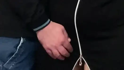 Halka açık metroda sürtüğün amını parmaklıyor