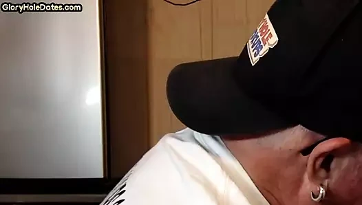 Duvar deliği aygırı okşarken sert yarak emmeyi seviyor