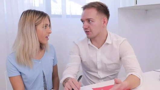 Üniversite öğretmenim ders çalışma seansı sırasında sıkı amcığımı sikiyor