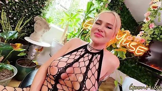 Seksi Elisa Bethann lezzetli ödülünü alıyor