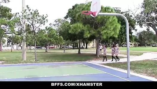 Bffs - sıcak büyük götlü kankalar yalıyor ve kıçlarını zıplıyor