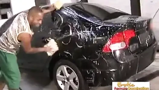 Müşteri araba yıkamada göt deliğini arabasında sert siktiriyor