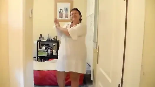 Jen yatağa uzanıyor ve yere işiyor