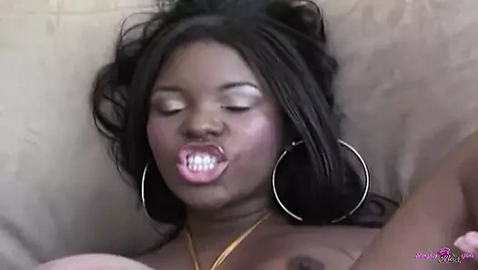 Bu beyaz adam Candice Nicole'ün tatlı ağzını ve amını sürmekten başka bir şey sevmiyor