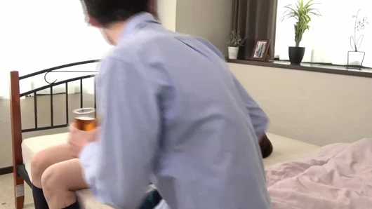 Ahlaksız genç üvey kız kardeş üvey erkek kardeşinin dairesini ziyaret ediyor. 2