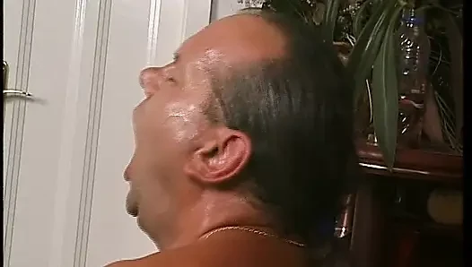 İri göğüslü sarışın Alman orta yaşlı seksi kadın iki azgın adam tarafından paylaşıldı