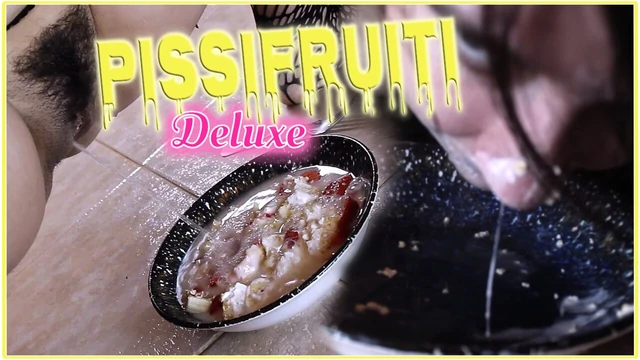 Писает в ее фруктовой миске и глотает все это - питье писсинга